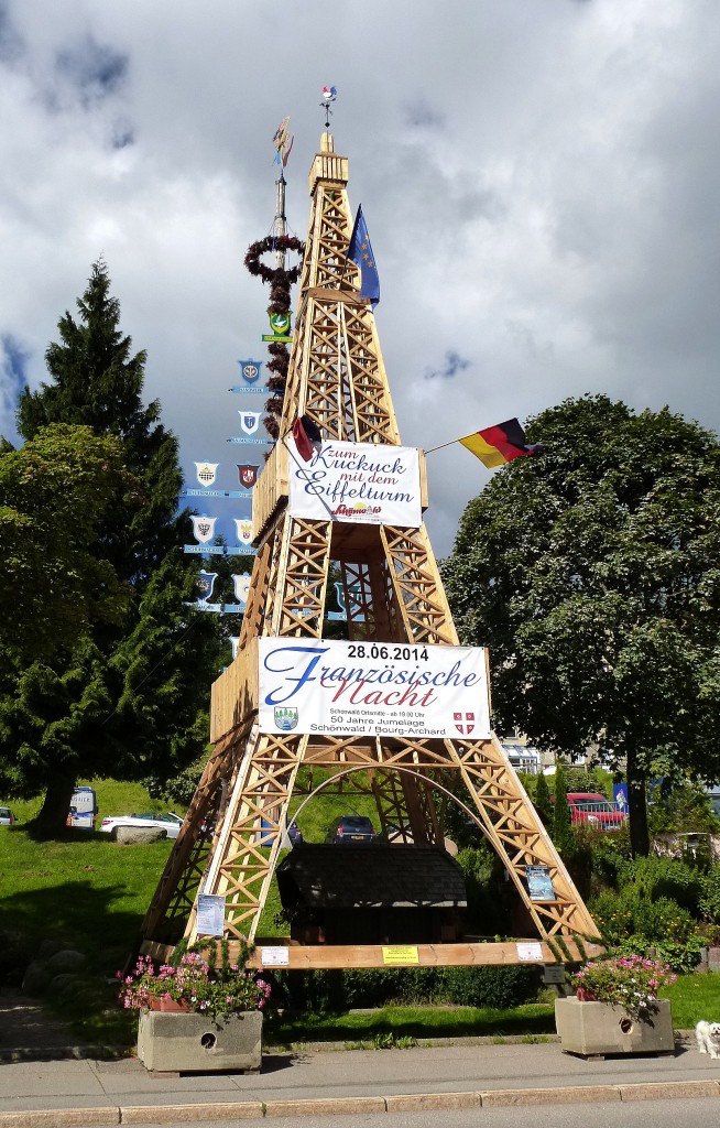 Schnwald im Schwarzwald, hier steht Deutschlands grter Holz-Eiffelturm aus 1,2Km Schwarzwaldtannenholz, aufgestellt zum 50jhrigen Bestehen der Stdtepartnerschaft mit Bourg-Achard in der Normandie, Aug.2014 