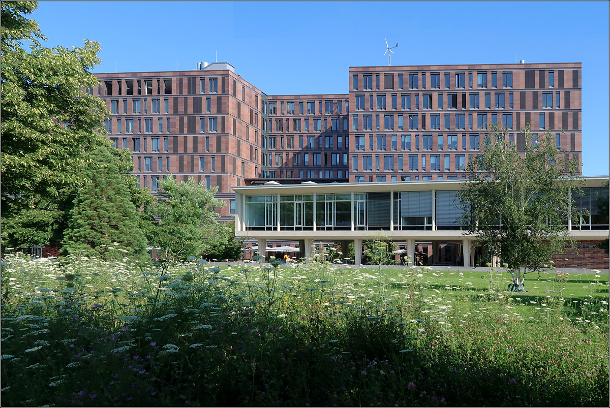 School of Finance and Management - 

... in Frankfurt am Main. Fertigstellung: 2017, Architekten: Henning Larsen (Kopenhagen, Mnchen)

Fast gegenber der Deutschen Nationalbibliothek in der Adickesallee liegt dieser schne Bau.

21.07.2021 (M)