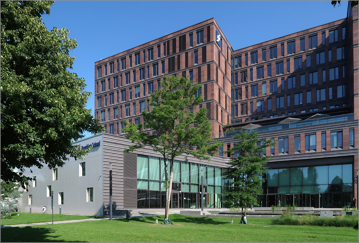 School of Finance and Management - 

... in Frankfurt am Main. Fertigstellung: 2017, Architekten: Henning Larsen (Kopenhagen, Mnchen)

Blick auf den Eingangsbereich. Im Innern erwartet einen eine grozgige Halle.

21.07.2021 (M)