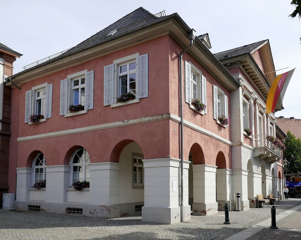 Schopfheim, das Rathaus der knapp 20.000 Einwohner zhlenden Stadt im unteren Wiesental, der Bau wurde 1826 im Weinbrennerstil errichtet, Juli 2020