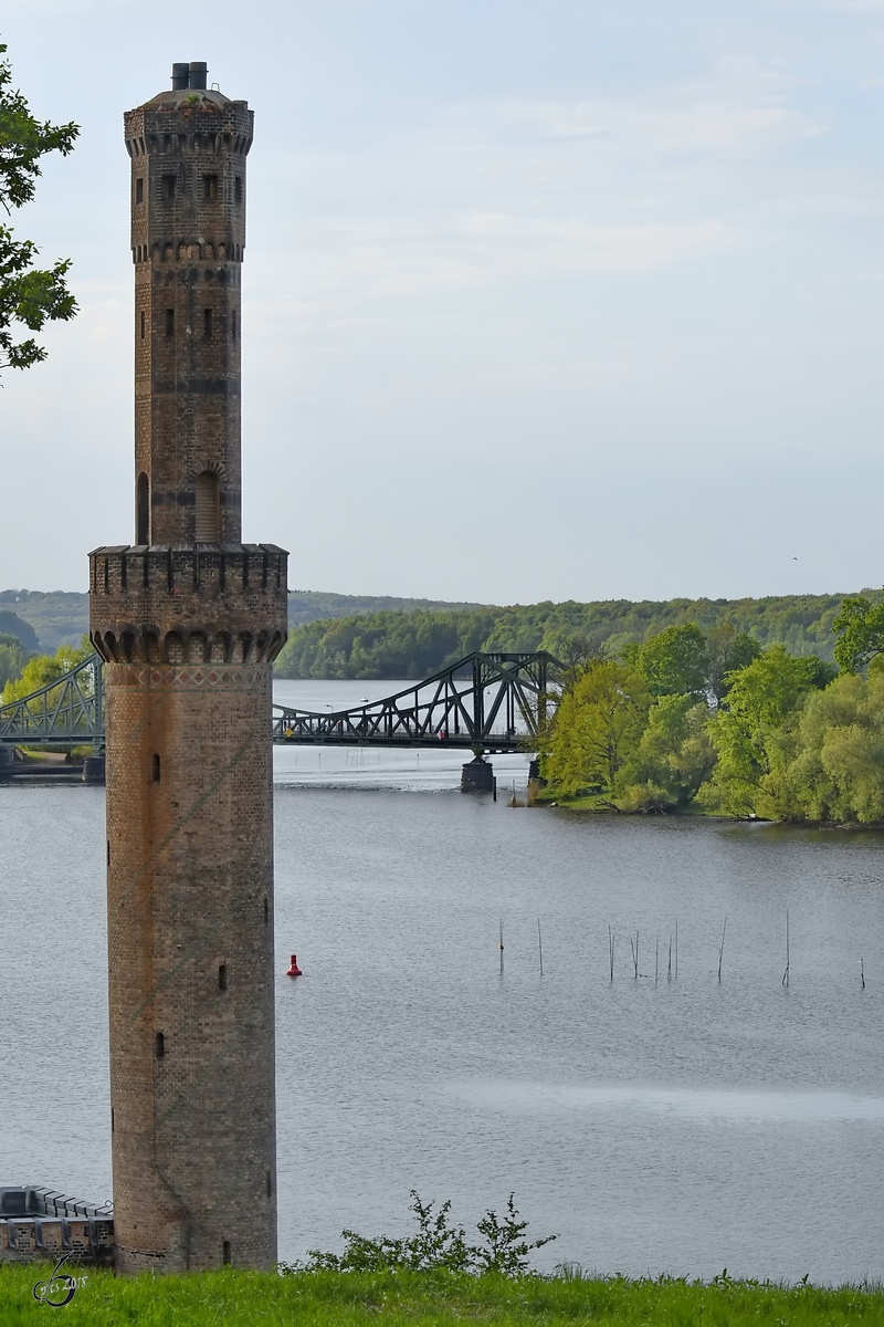 Schornstein des Dampfmaschinenhauses im Park Babelsberg, im Hintergrund die Glienicker Brcke. (Berlin, April 2018) 