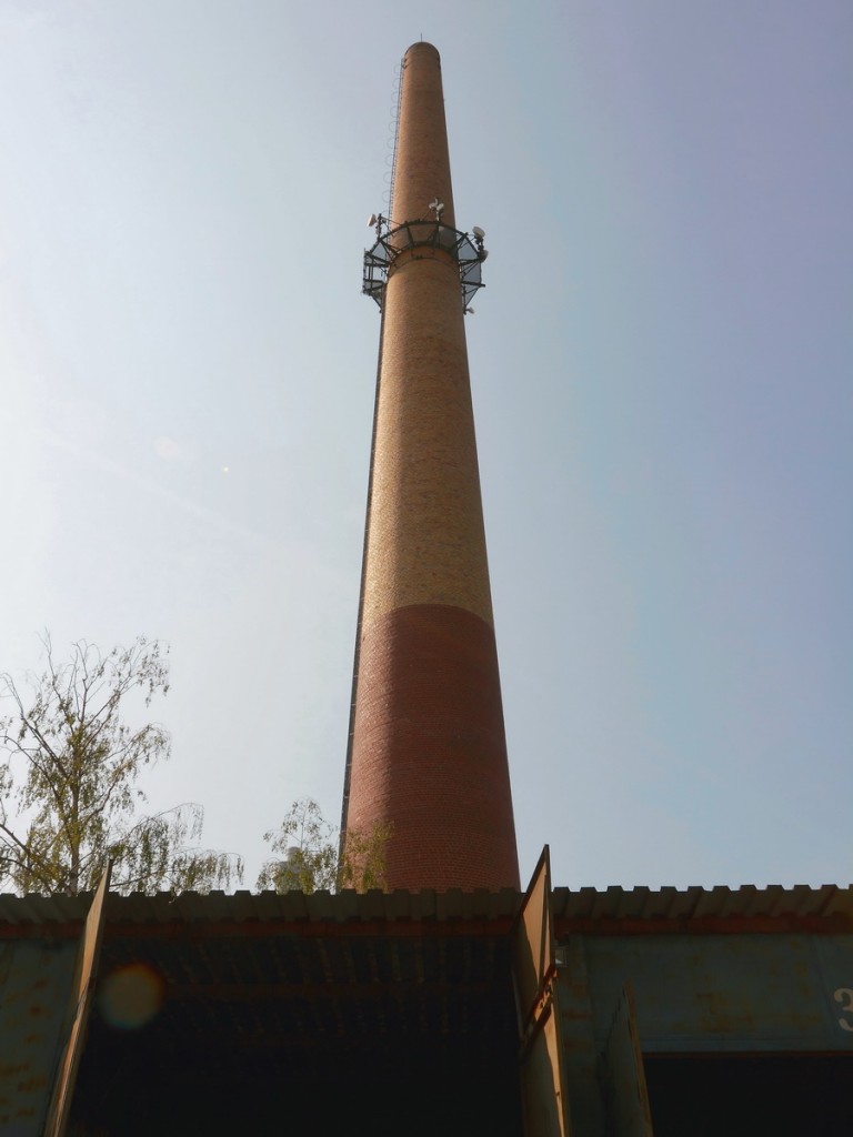 Schornstein des Heizkraftwerkes der Firma Vattenfall Europe Berlin 
 in Berlin Pankow  Treskowstrae, gesehen von der Tino-Schwierzina-Strae in Hhe Haus Nummer 30 am 10. August 2015.
