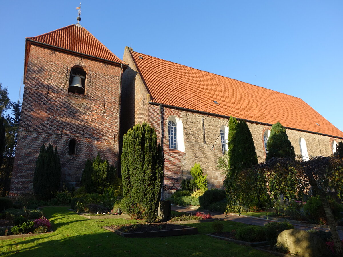 Schortens, evangelische St. Stephanus Kirche, erbaut ab 1153 aus Tuffstein (08.10.2021)