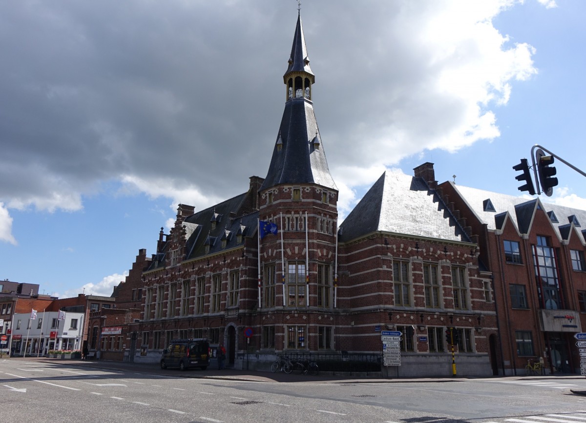 Schoten, neogotisches Rathaus, erbaut 1905 (28.04.2015)