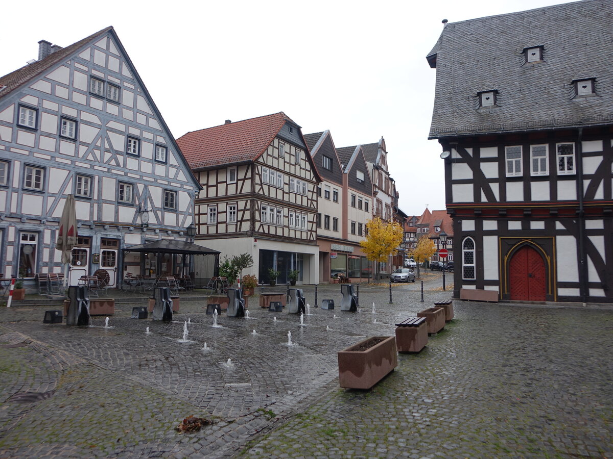 Schotten, Brunnen und Fachwerkhuser in der Kirchstrae (30.10.2021)