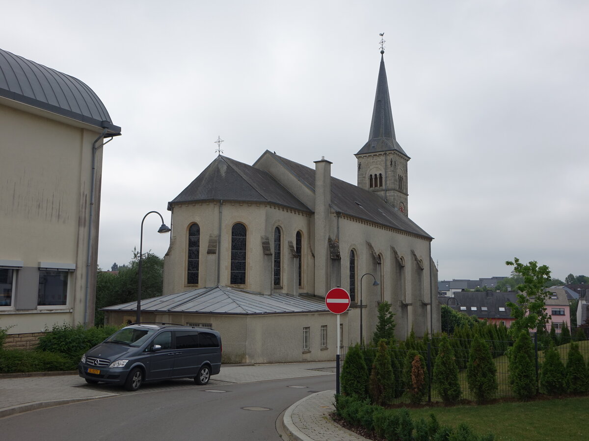 Schouweiler, Pfarrkirche l'Immacule-Conception in der Rue des Ecoles (20.06.2022)