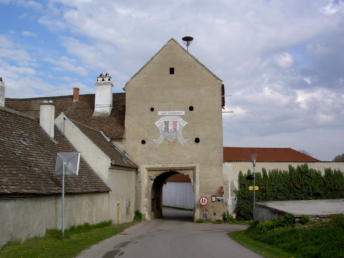 Schrattenthal, Eggenburgertor, erbaut im 15. Jahrhundert, Torturm mit Satteldach und Rundbogentor (20.04.2014)