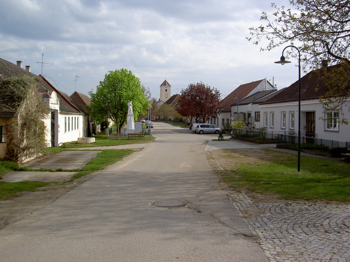 Schrattenthal, Hauptstrae mit St. Augustinus Kirche (20.04.2014)