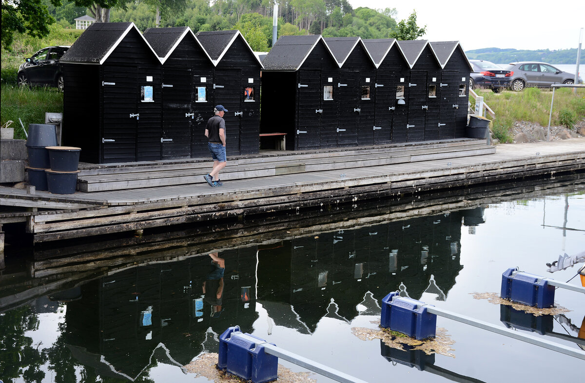 Schuppen am Brejning Strand stlich von der Stadt Vejle. Aufnahme: 5. Juni 2022.