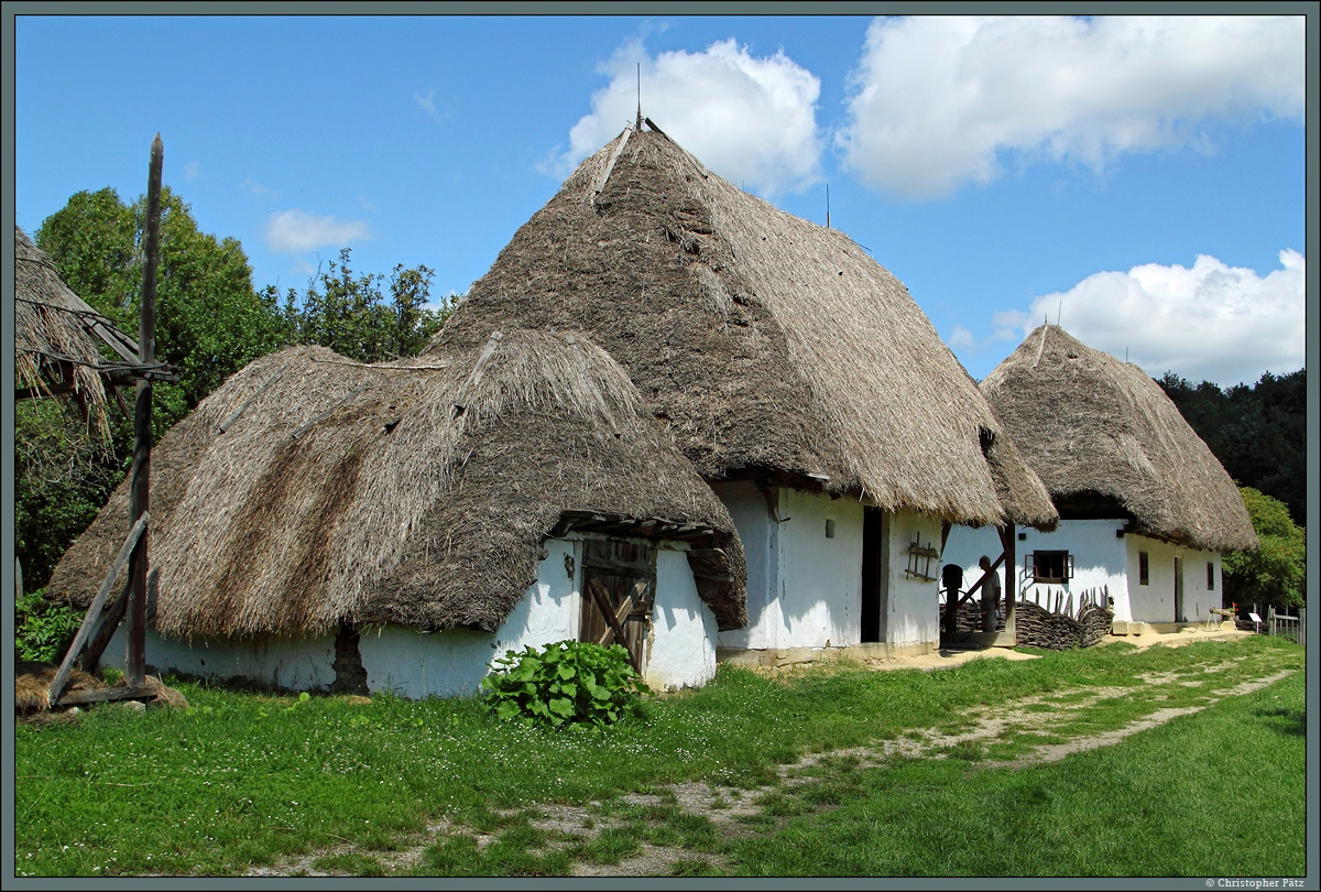 Schuppen, Stall und Wohnhaus aus der Region Ober-Tisza im Ungarischen Freilichtmuseum Skanzen bei Szentendre. (16.08.2014)