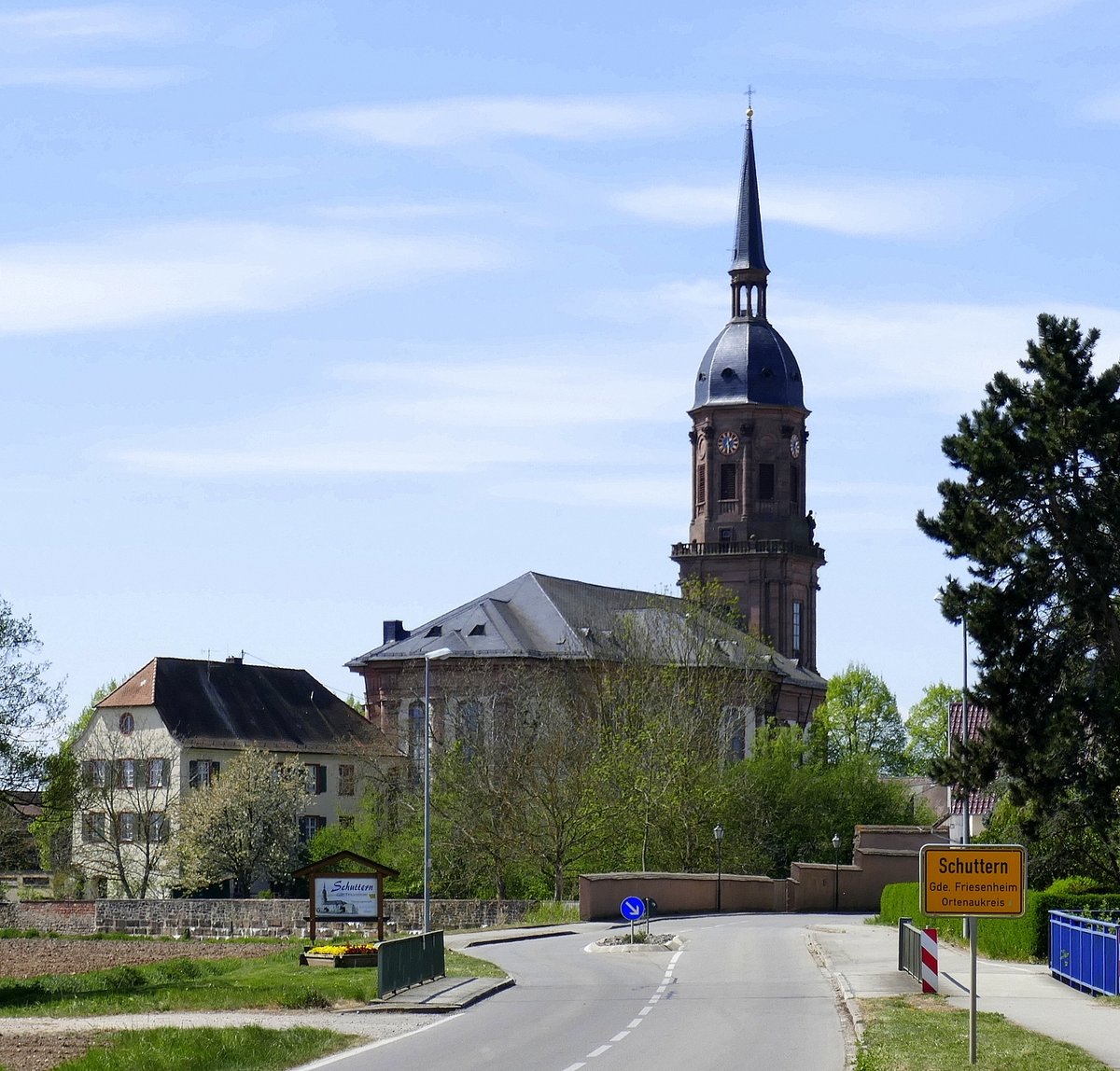 Schuttern, OT von Friesenheim in der Ortenau, Blick vom Ortseingang auf die katholische Pfarrkirche  Mari Himmelfahrt ,
die ehemalige Klosterkirche stammt von 1767-71, April 2020