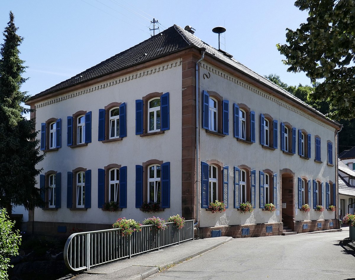 Schuttertal, das Rathaus, erbaut 1844-46, die ca. 3200 Einwohner zhlende Gemeinde liegt im gleichnamigen Tal im mittleren Schwarzwald, Juli 2020