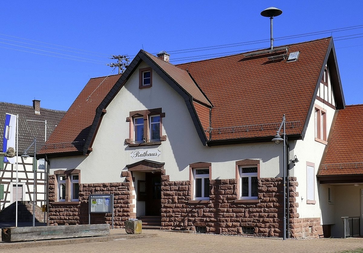 Schutterzell, OT von Neuried in der Ortenau, das Rathaus der ca.800 Einwohner zhlenden Gemeinde, April 2020