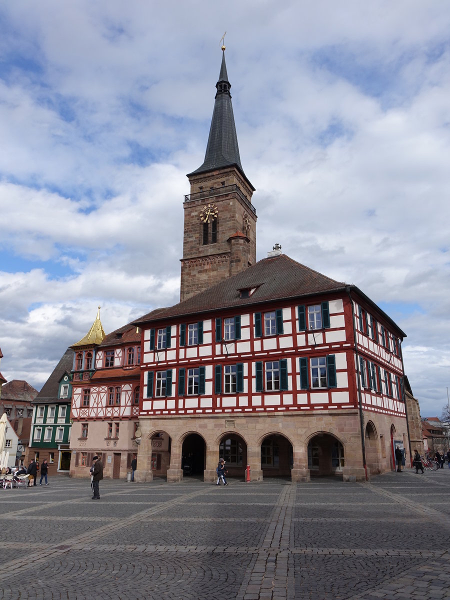 Schwabach, Altes Rathaus am Knigsplatz, erbaut von 1528 bis 1529, dreigeschossiger Walmdachbau, Obergeschosse mit vorgeblendetem Zierfachwerk und Ecktrmchen (28.03.2016)