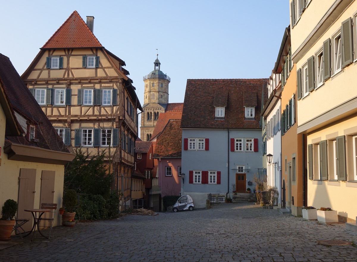 Schwbisch Hall, Huser in der Pfarrgasse mit Turm der St. Michael Kirche (15.03.2015)