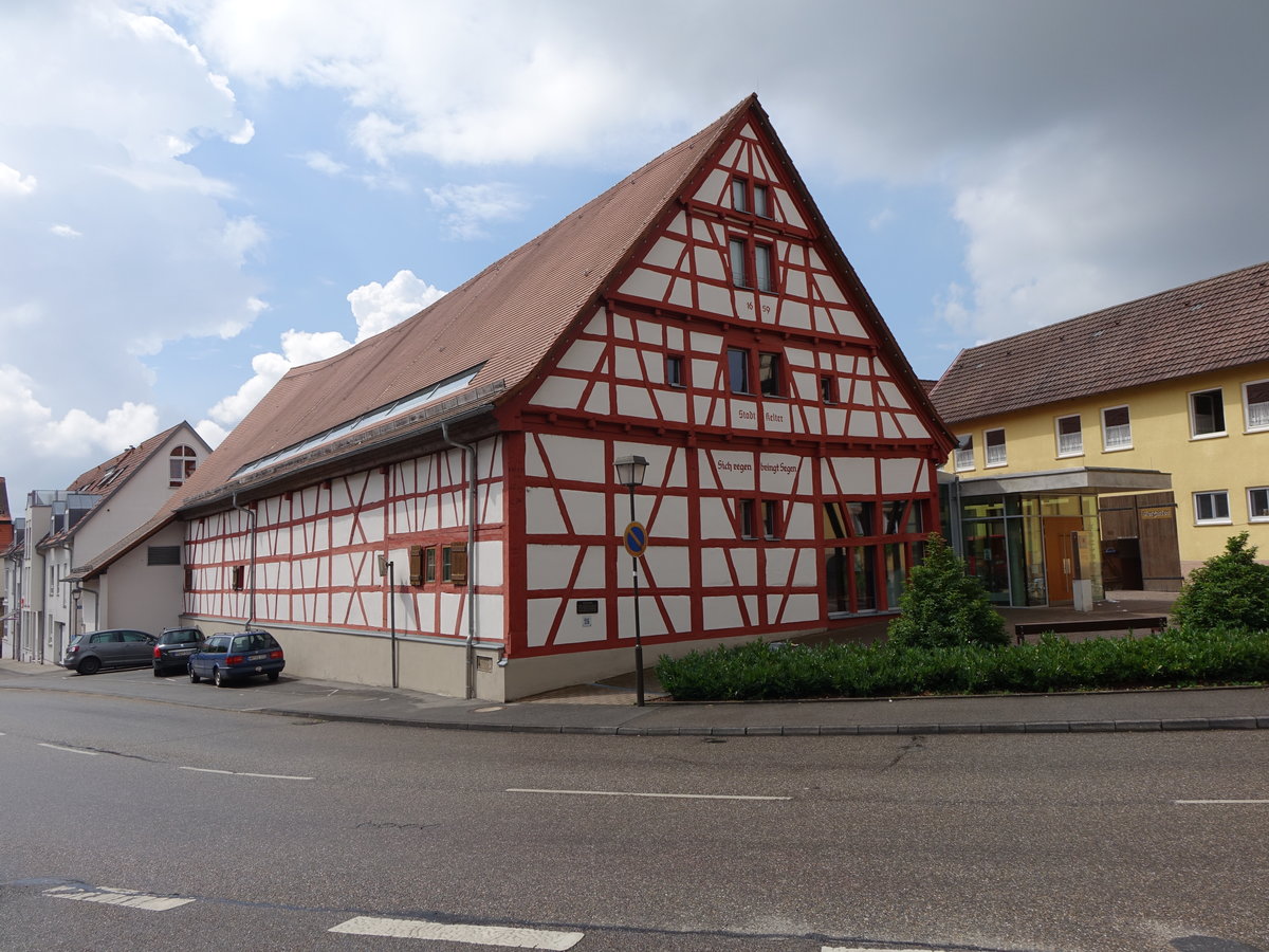 Schwaigern, alter Kelter, Fachwerkbau von 1659, heute Gebude der Schwaigerner Mediathek und des Karl-Wagenplast-Museum  (24.07.2016)