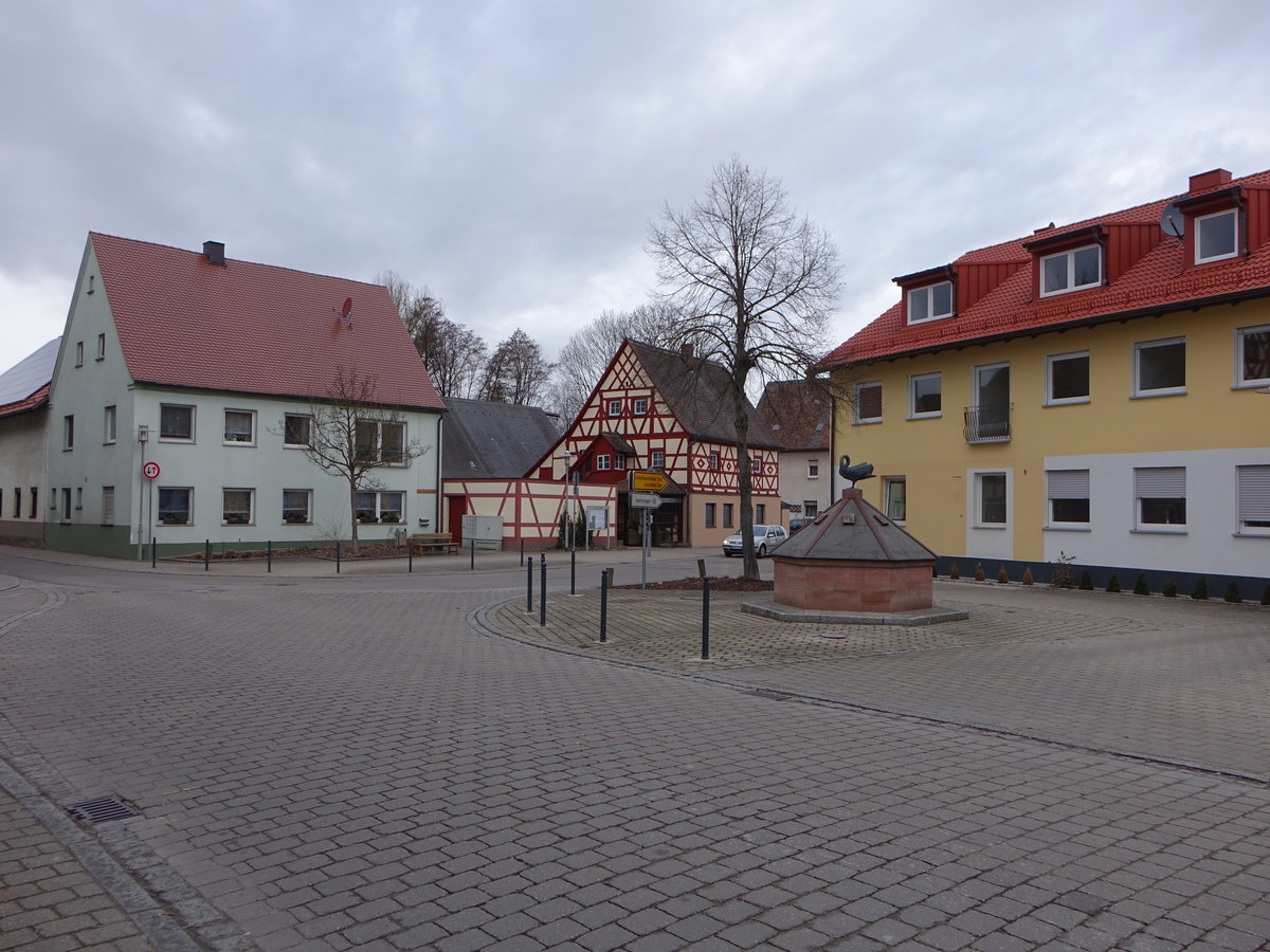 Schwand, Marktplatz mit ehem. Bttelhaus, Zweigeschossiger Satteldachbau mit Fachwerk-Obergeschoss, im Kern sptes 17. Jahrhundert (05.03.2017)