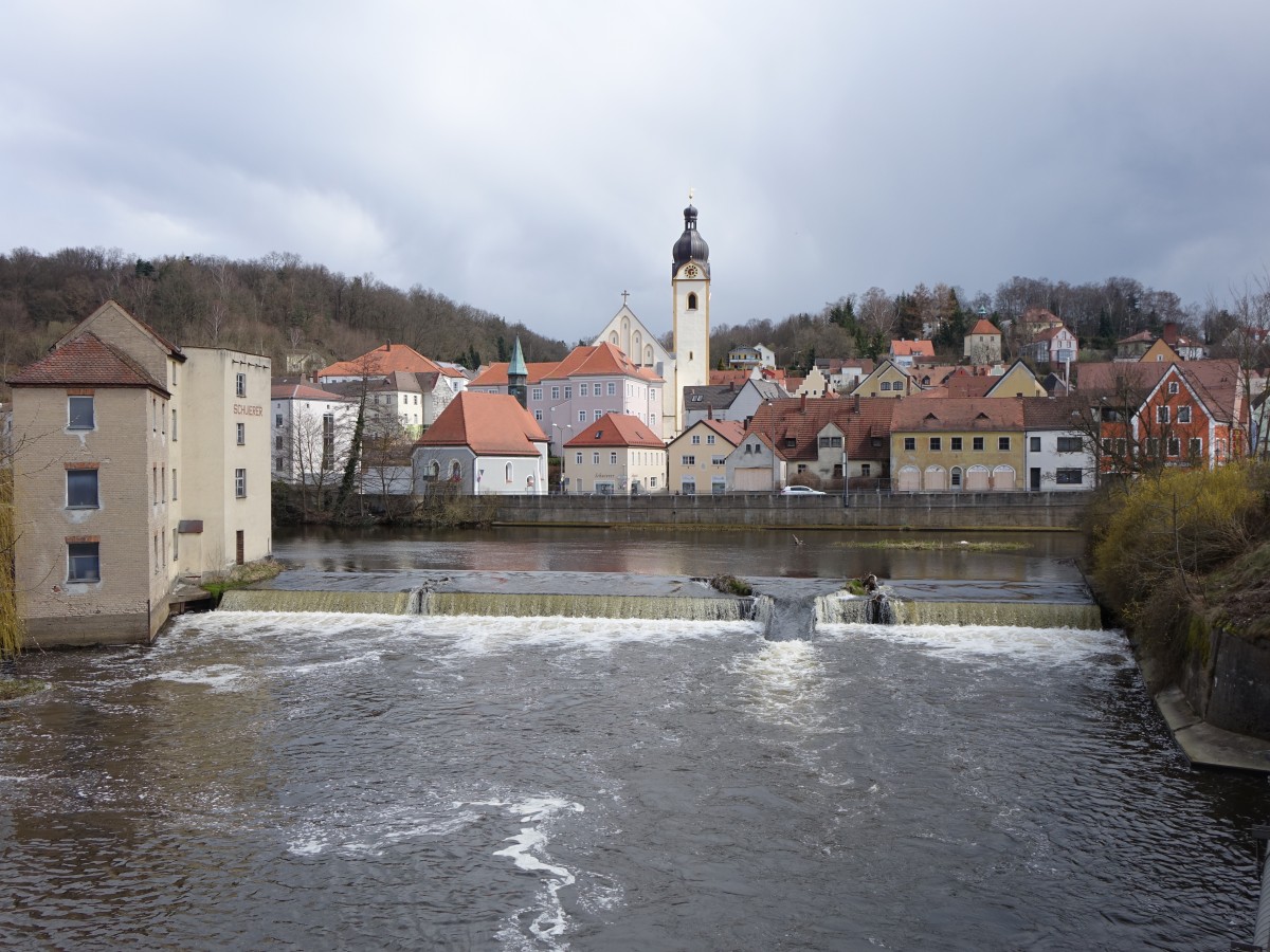 Schwandorf, Ausblick ber die Naab auf die Altstadt mit St. Jakob Kirche (06.04.2015)