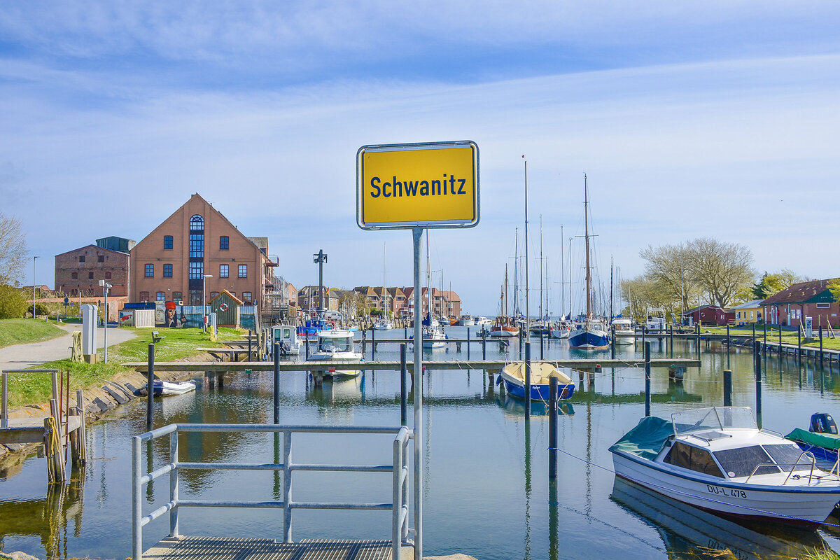 Schwanitz ist eine fiktives Dorf in der ARD-Serie �Nord bei Nordwest�. Viele der Szenen aus �Schwanitz� werden in dem kleinen Hafenort Orth auf der S�dseite der Ostseeinsel Fehmarn gedreht. Am 1. April 2025 machte der Regisseur Hinnerk Sch�nemann von Orth aus einen Aprilscherz. In einem Video und in mehreren Medienberichten lie� er verk�nden, dass Orth ab diesem Datum in Schwanitz umbenannt worden sei – sodass Schwanitz keine fiktives Dorf mehr w�re. Viele, auch Bewohner auf Fehmarn, fielen darauf herein. Heute steht ein falsches Ortsschild mit dem Namen �Schwanitz� im realen Ort Orth. Aufnahme: 27. april 2026.