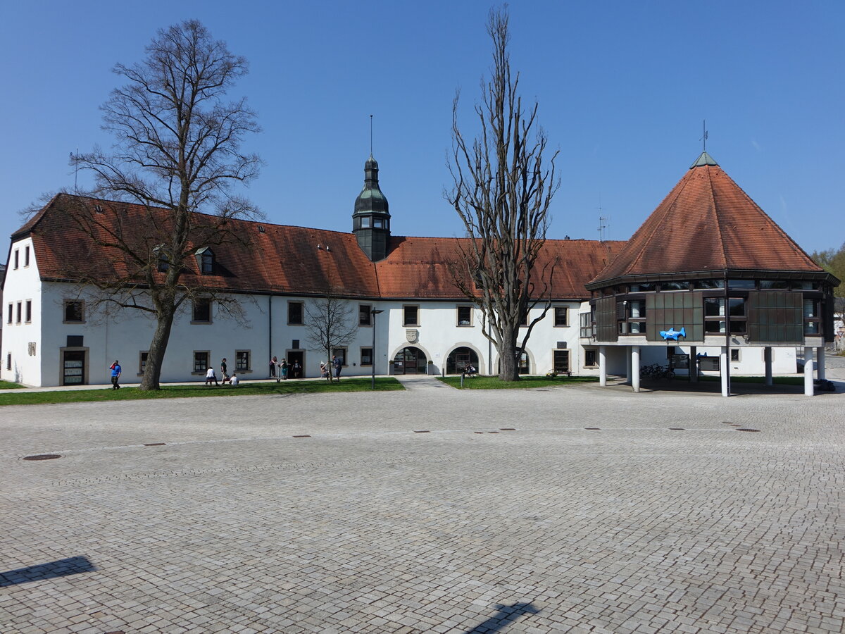 Schwarzenbach an der Saale, Schloss, langgestreckter Walmdachbau mit Dachreiter, erbaut im 17. Jahrhundert, heute Rathaus (21.04.2018)