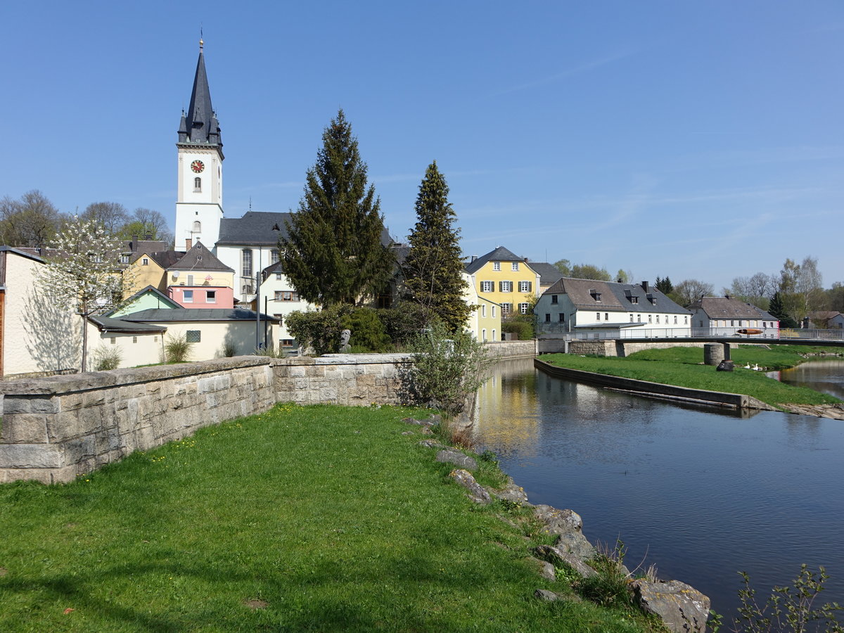 Schwarzenbach, Evangelisch-lutherische Pfarrkirche Sankt Gumbertus am Kirchberg, erbaut im 19. Jahrhundert (21.04.2018)