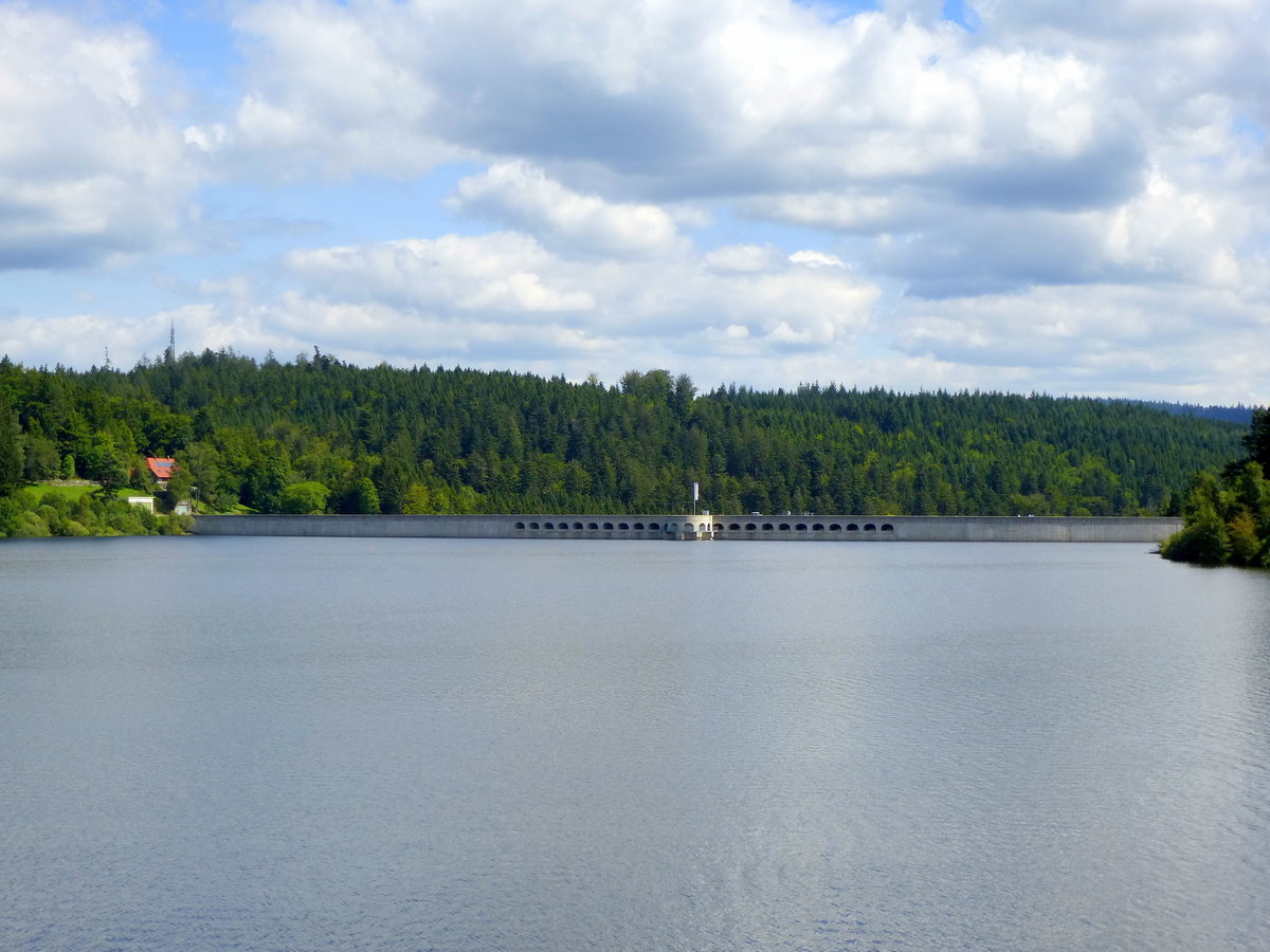 Schwarzenbachtalsperre, Blick ber den Stausee zur Staumauer, Aug.2017