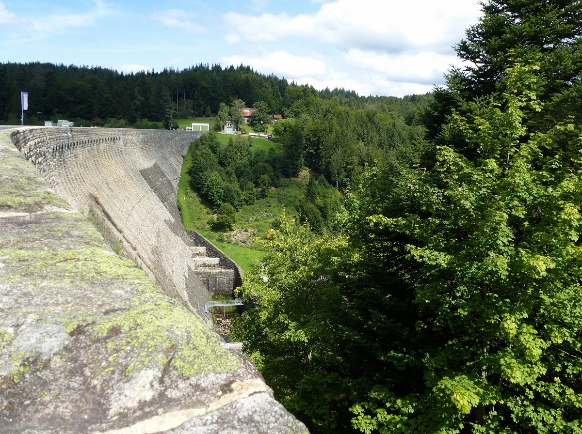 Schwarzenbachtalsperre, dient der Energieerzeugung und dem Hochwasserschutz, die Staumauer ist 65m hoch und 400m lang, Aug.2017