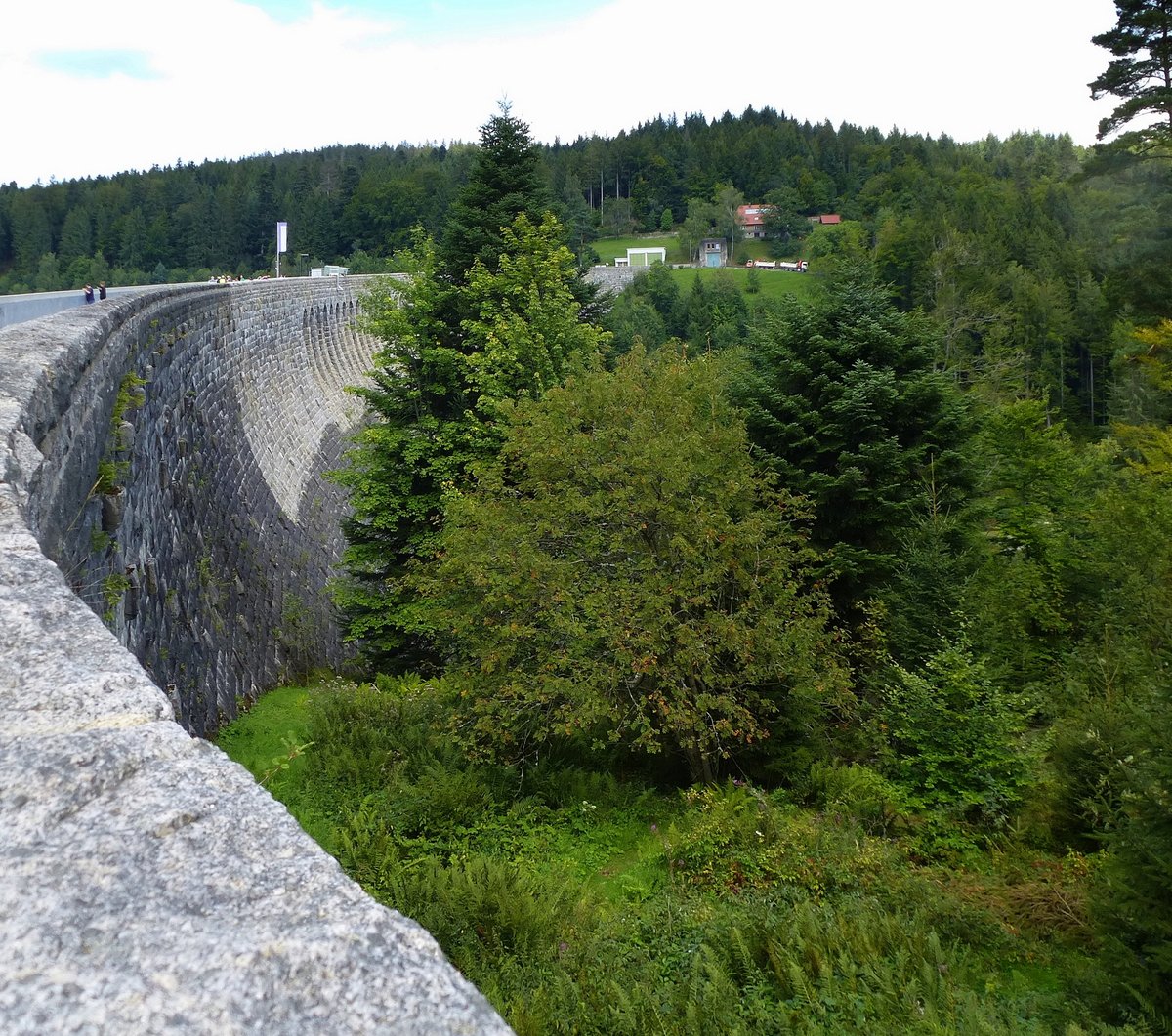 Schwarzenbachtalsperre im Nordschwarzwald, Blick auf die Gewichtsstaumauer, 65m hoch, 400m lang erbaut 1922-26, Aug.2017