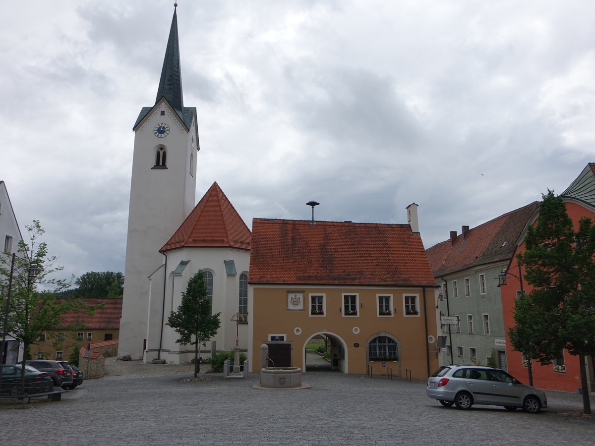 Schwarzhofen, Rathaus und Pfarrkirche Maria vom Siege, Langhaus mit flachbogiger Stichkappentonne und eingezogenem Polygonchor, Chor gotisch, Langhaus erbaut 1717 (04.06.2017)