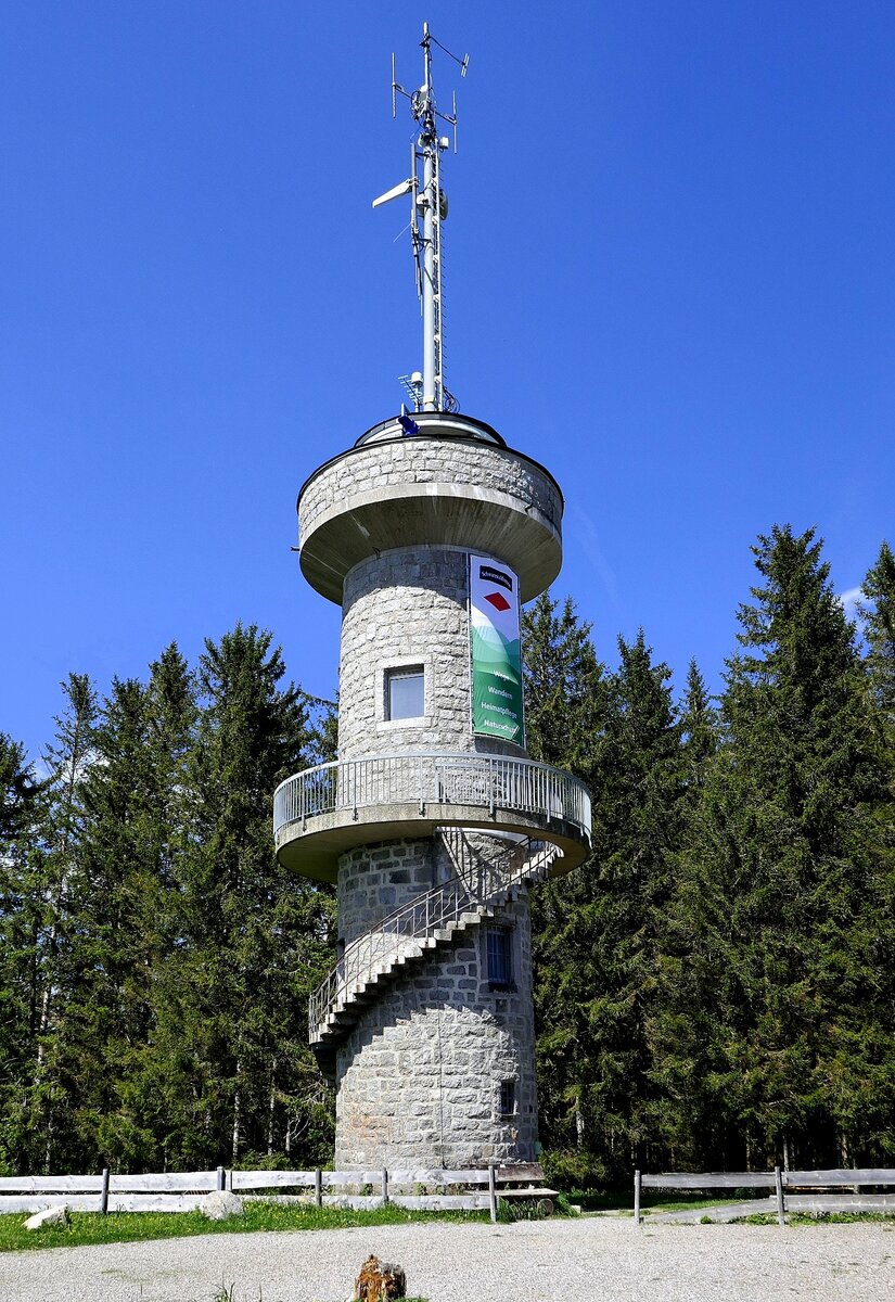 Schwarzwald, der 17m hohe, 1905 erbaute Aussichtsturm auf dem 1150m hohen Brend im mittleren Schwarzwald, bietet bei guter Wetterlage Aussichten bis zu den Schweizer Alpen, Mai 2022