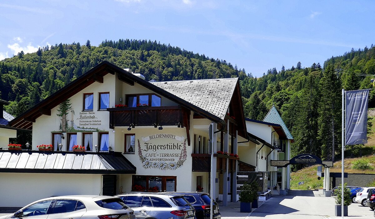 Schwarzwald, am Fue des 1414m hohen Belchen, neben der Talstation der Seilbahn, steht das Hotel  Jgerstble , Juli 2022