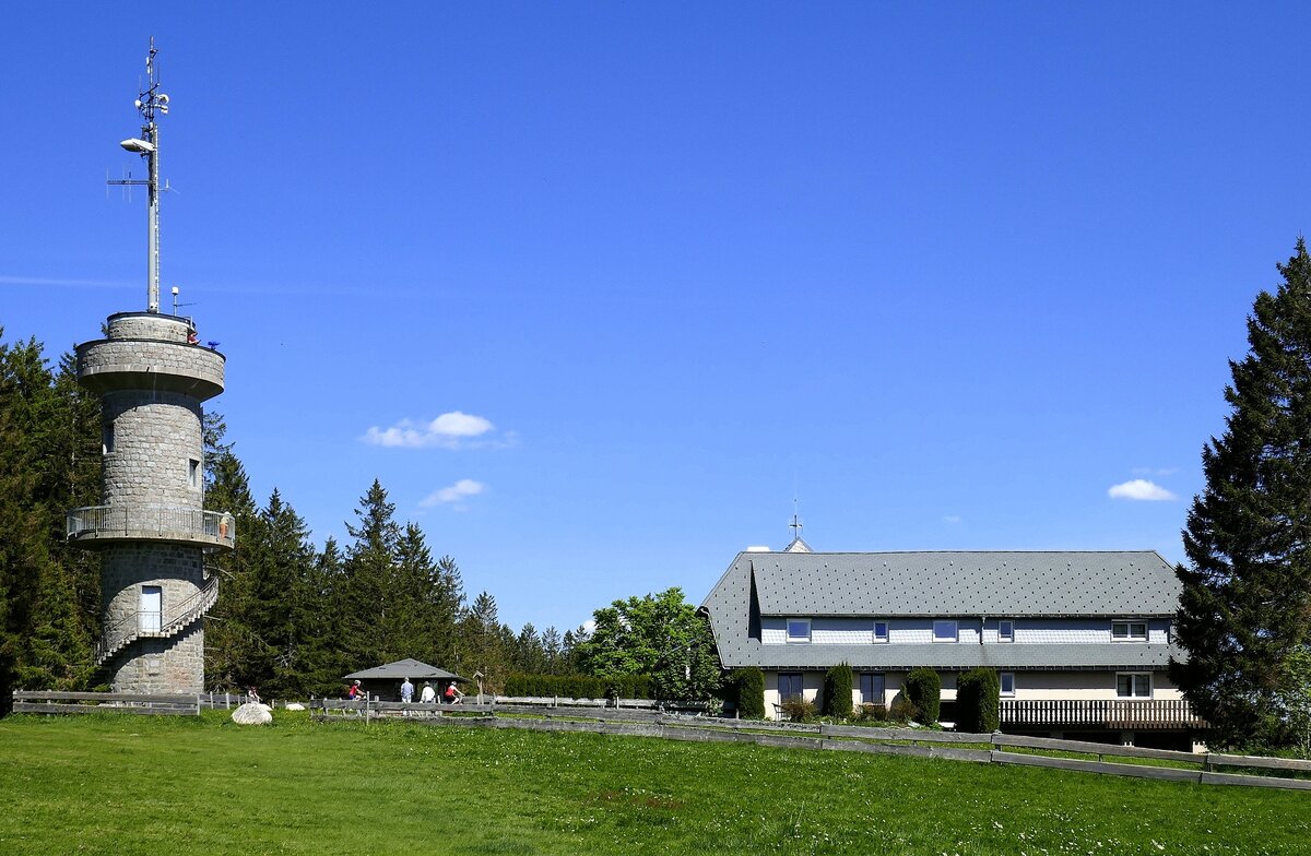 Schwarzwald, Aussichtsturm und Berghotel auf dem 1150m hohen Brend im mittleren Schwarzwald, Mai 2022