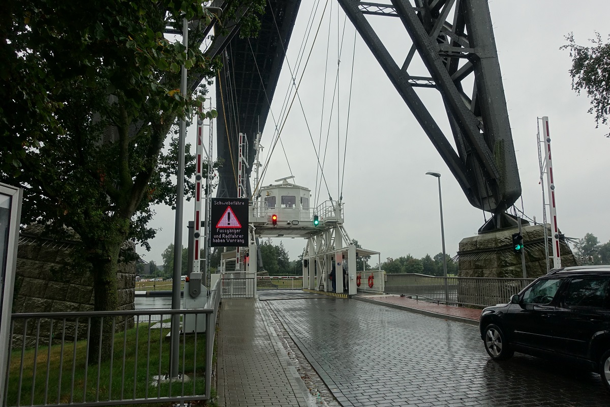 Schwebefähre unter der Rendsburger Hochbrücke über den Nord-Ostsee-Kanal am 8.9.2022: Auffahrt zur Fähre am Nordufer /