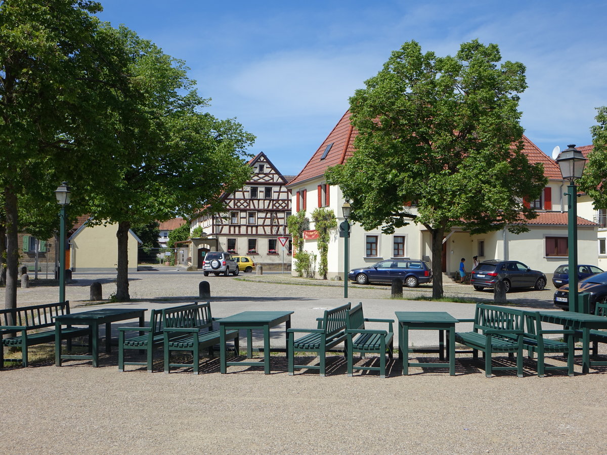 Schwebheim, ehem. Amtshaus und Fachwerkhaus am Kirchplatz (28.05.2017)