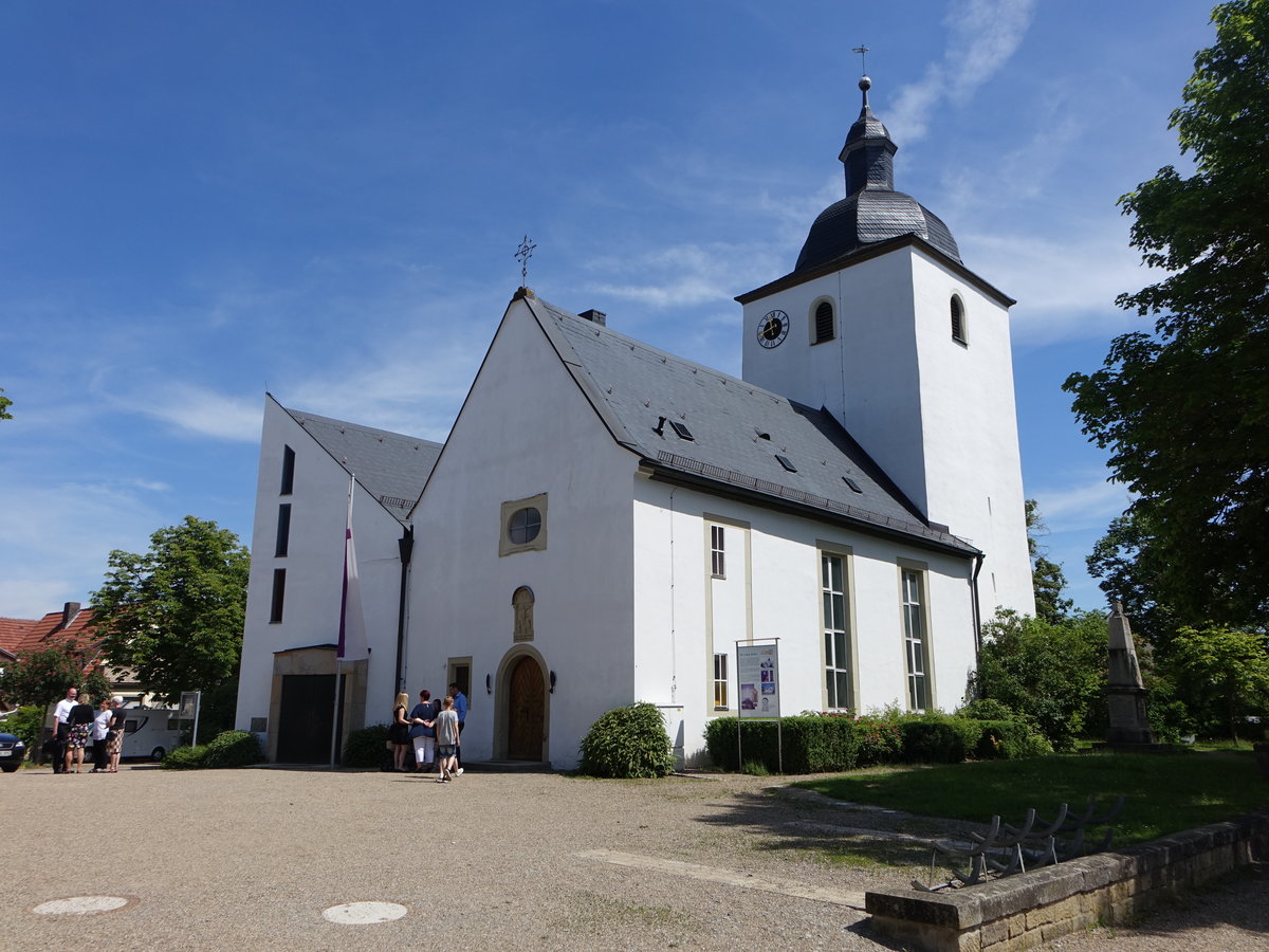 Schwebheim, ev. Auferstehungskirche, Turmunterbau mittelalterlich, Langhaus von 1576, 1957 moderne Erweiterung von Olaf Andreas Gulbransson (28.05.2017)