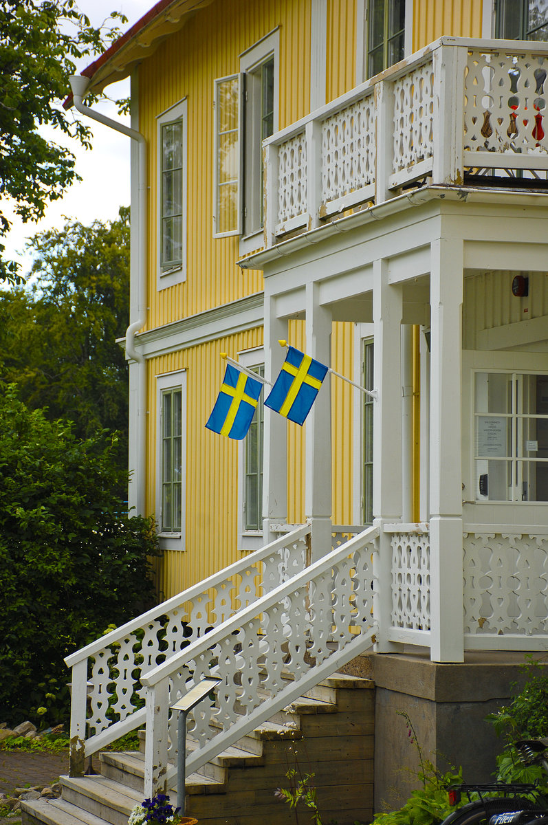 Schwedische Flaggen am Eingang zur Jugendherberge in Växjö. Die Schwedische Jugendherbergen (»vandrarhem«) haben hohen Standard, oft zu recht günstigen Preisen.  Aufnahme: 19. Juli 2017.