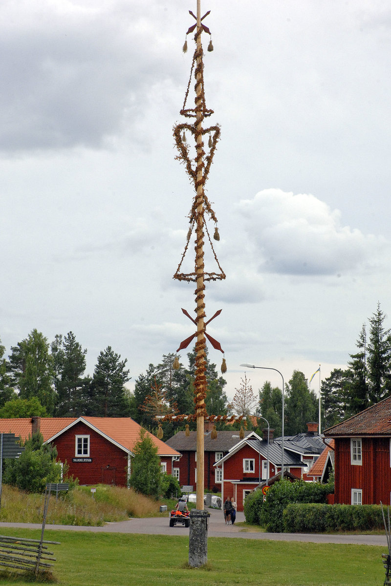 Schwedische Maistange im Yttermo sdlich von Leksand. Am Mittsommerabend wird ein geschmckter Baumstamm aufgerichtet, der Mittsommerstange (midsommarstng) oder Maistange (majstng) genannt wird. 
Aufnahme: 31. Juli 2017.