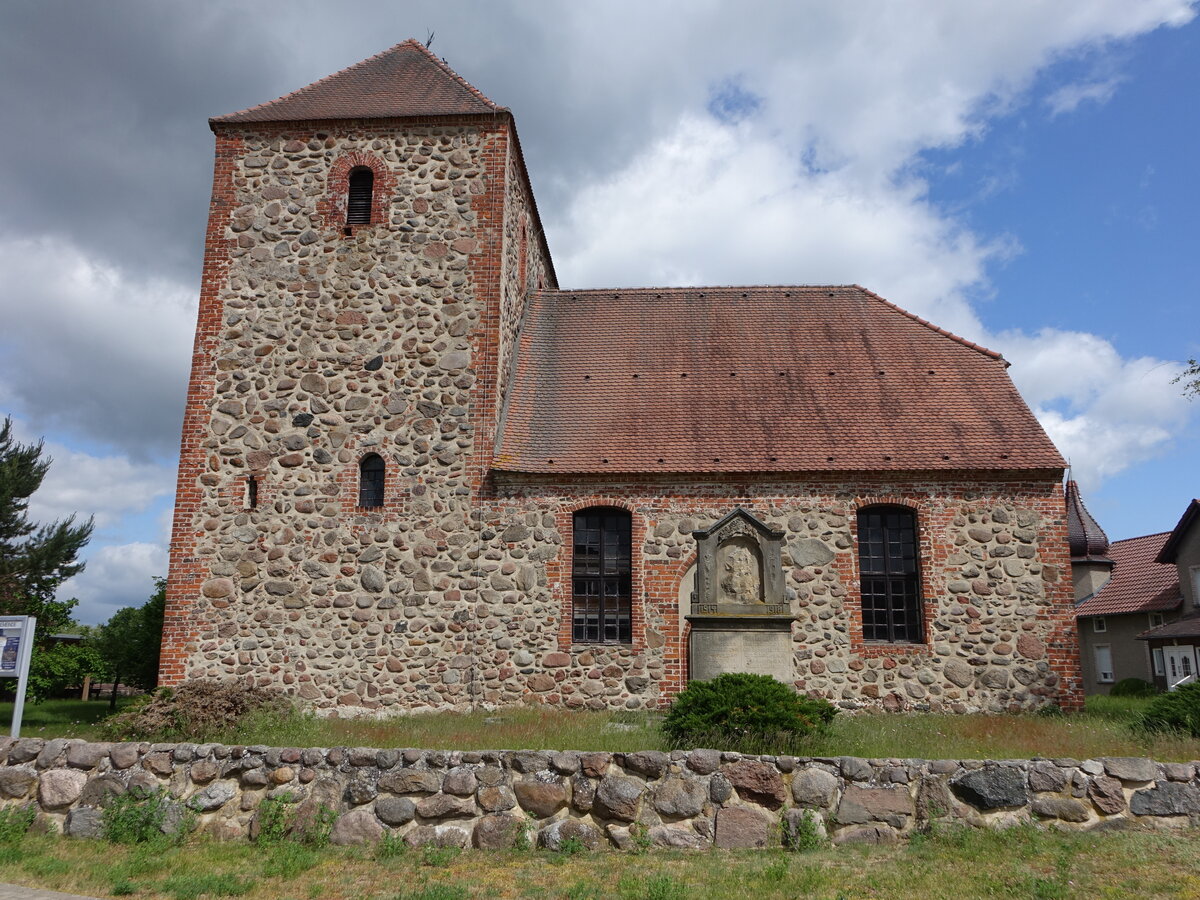 Schweinrich, evangelische Kirche, Feldsteinkirche mit Westturm aus dem 15. Jahrhundert (30.05.2026)