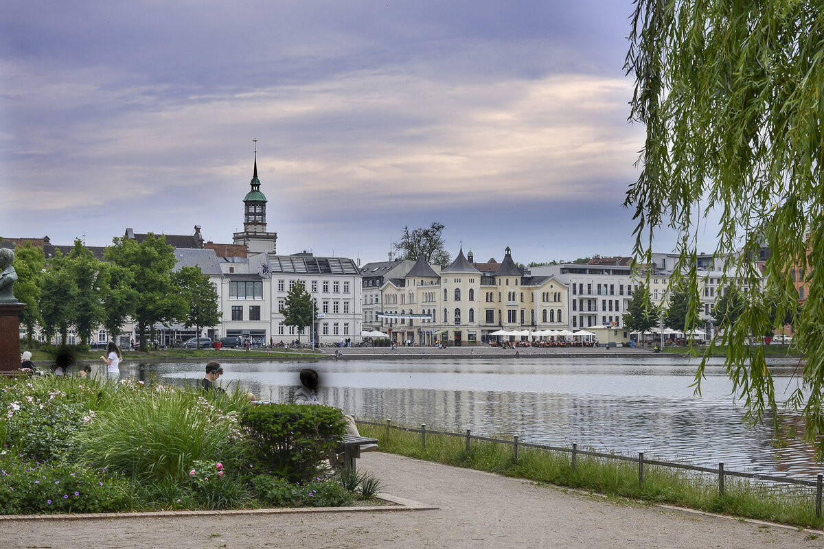 Schwerin - Am stlichen Ufer vom Pfaffenteich (bei August-Bebel-Strae). Aufnahme: 17. Juni 2022.