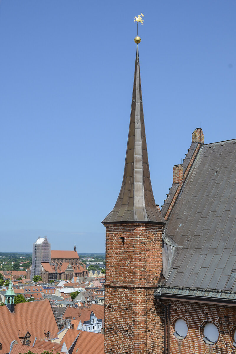 Schwerin - Aussich vom Turm der Georgenkirche. Links im Bild ist die Nicolaikirche zu sehen. Aufnahme: 18. Juni 2022.