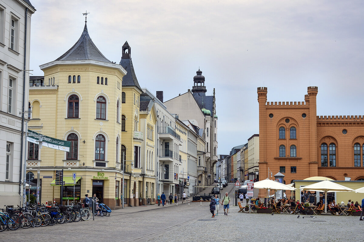 Schwerin - Blick in die Arsenalstrae in westlicher Richtung. Aufnahme: 17. Juni 2022.