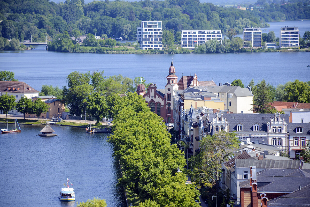 Schwerin - Blick auf den Pfaffenteich und die Ziegelinnensee vom Schweriner Dom. Aufnahme: 18. Juni 2022.