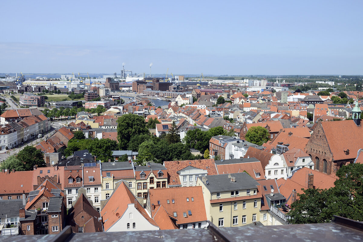 Schwerin - Blick vom Turm der Georgenkirche auf die Innenstadt. Im Hintergrund ist der Hafen zu sehen. Aufnahme: 18. Juni 2022.