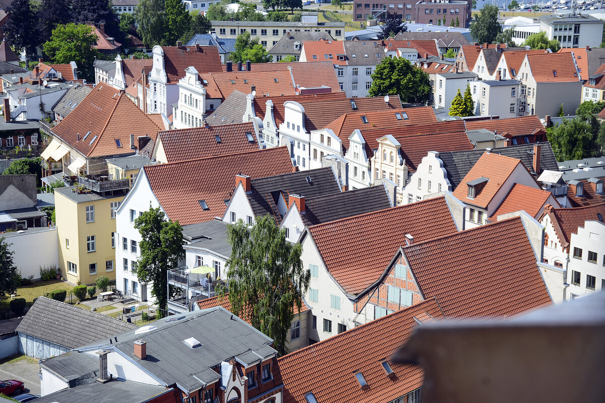 Schwerin - Dcher von Giebelhusern in der Lbschen Strae. Aufnahme: 18. Juni 2022.