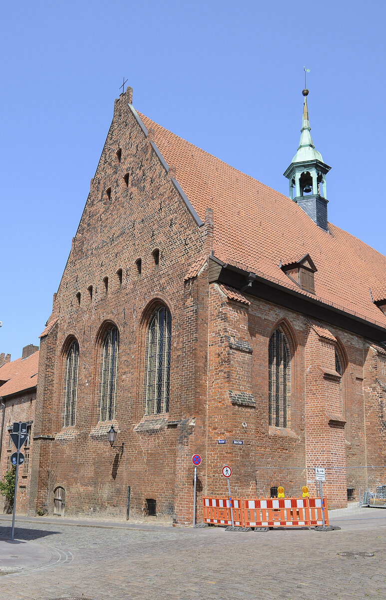 Schwerin - Die Heiligen-Geist-Kirche von der Lbschen Strae aus gesehen. Die Kirche war eine Spitalkirche, in der Kranke und Bedrftige versorgt und gepflegt wurden. Zur Unterbringung waren im angeschlossenen Langhaus Zellen vorhanden. Aufnahme: 18. Juni 2022.
