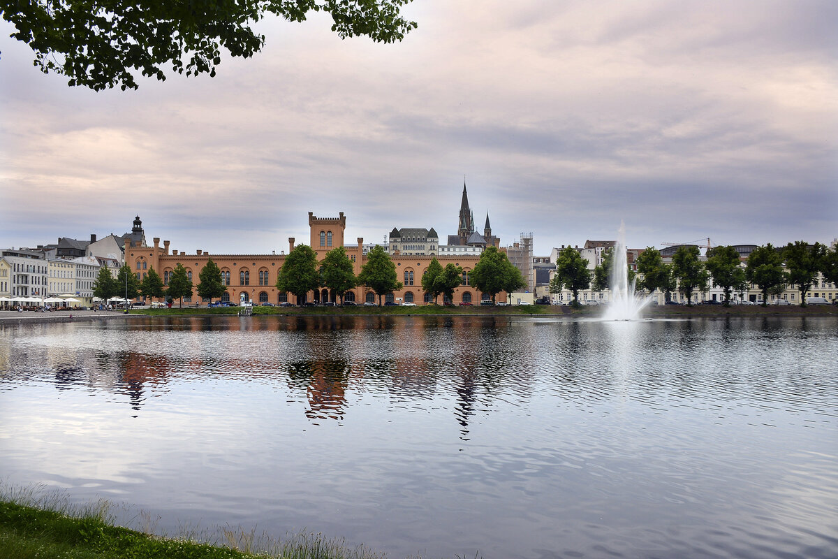 Schwerin - Pfaffenteich von der August-bebel-Strae aus gesehen. Aufnahme: 17. Juni 2022.