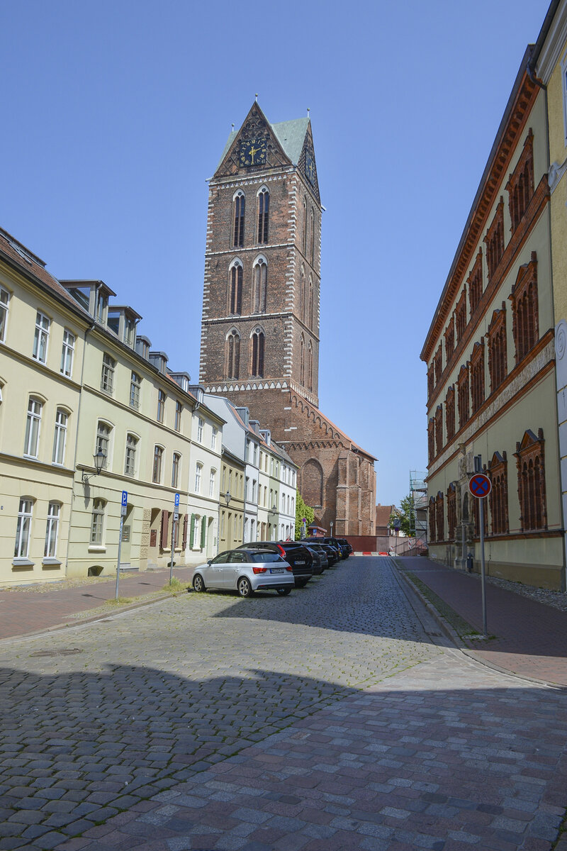 Schwerin - St.-Marienkirchturm vom Frstenhof aus gesehen. Aufnahme: 18. Juni 2022.