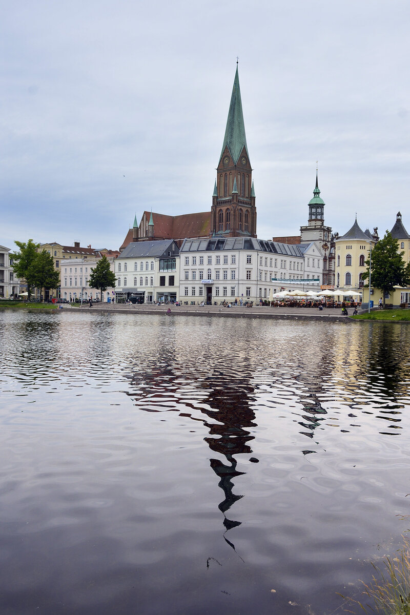 Schweriner Dom vom Pfaffenteich aus gesehen. Er ist eine Bischofskirche der Evangelisch-Lutherischen Kirche in Norddeutschland und gehrt zu den Hauptwerken der Backsteingotik. Mit der Marienkirche in Lbeck und der St.-Nikolai-Kirche in Stralsund gehrt er zu den frhesten Bauten dieser Architektur. Aufnahme: 17. Juni 2022.