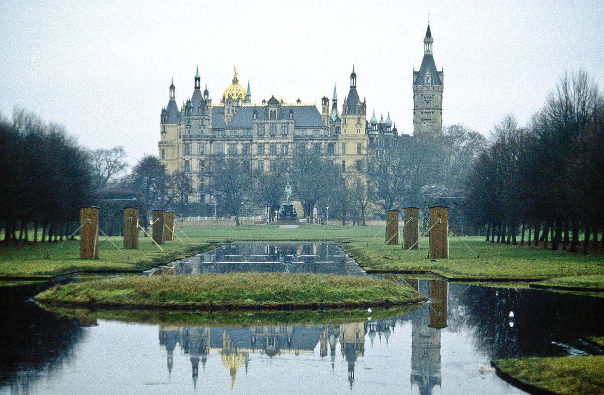 Schweriner Schloss vom Schlossgarten aus gesehen. Bild vom Dia. Aufnahme: Januar 2001.