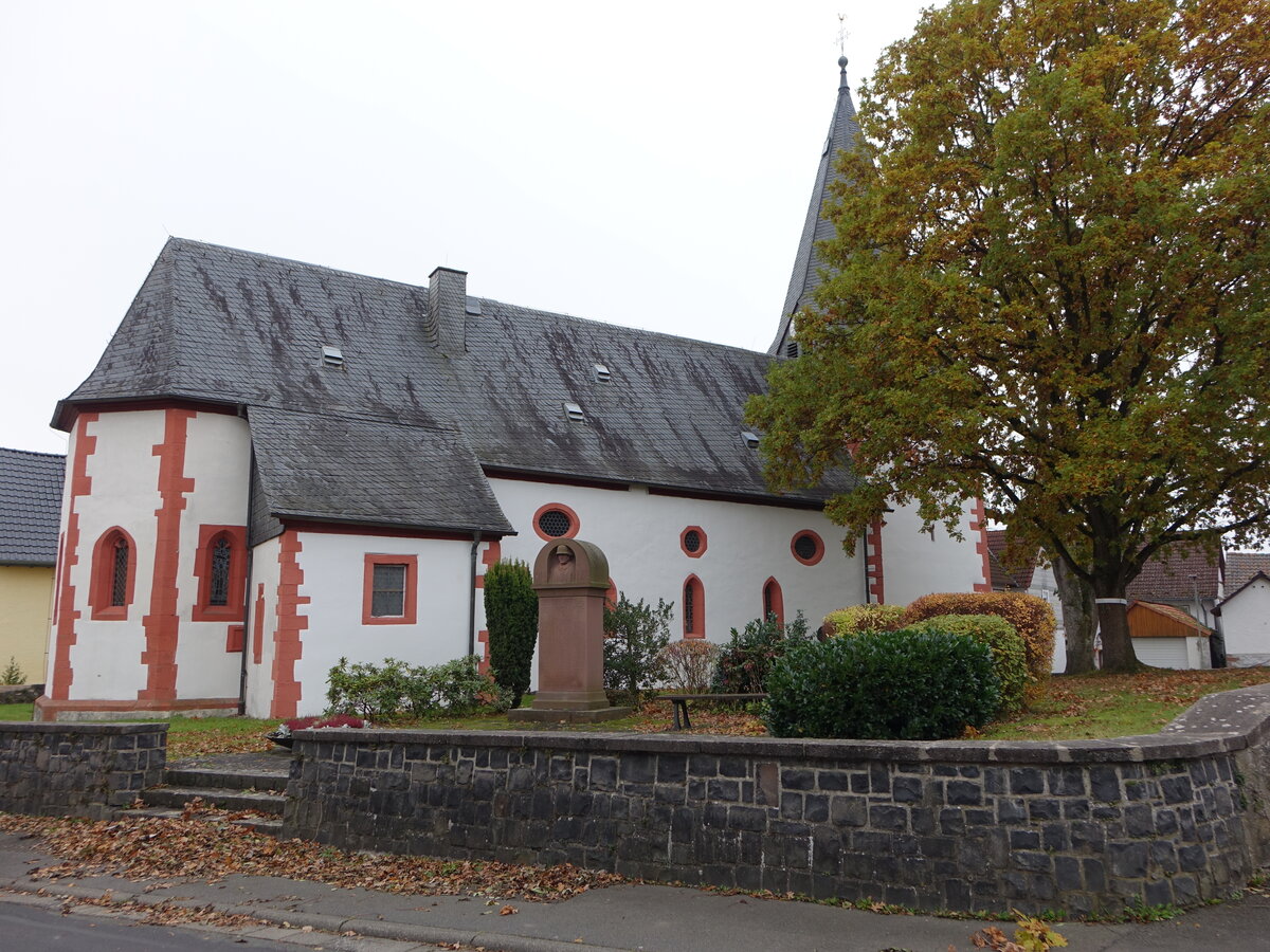 Schwickartshausen, evangelische Pfarrkirche, erbaut im 12. Jahrhundert (30.10.2021)